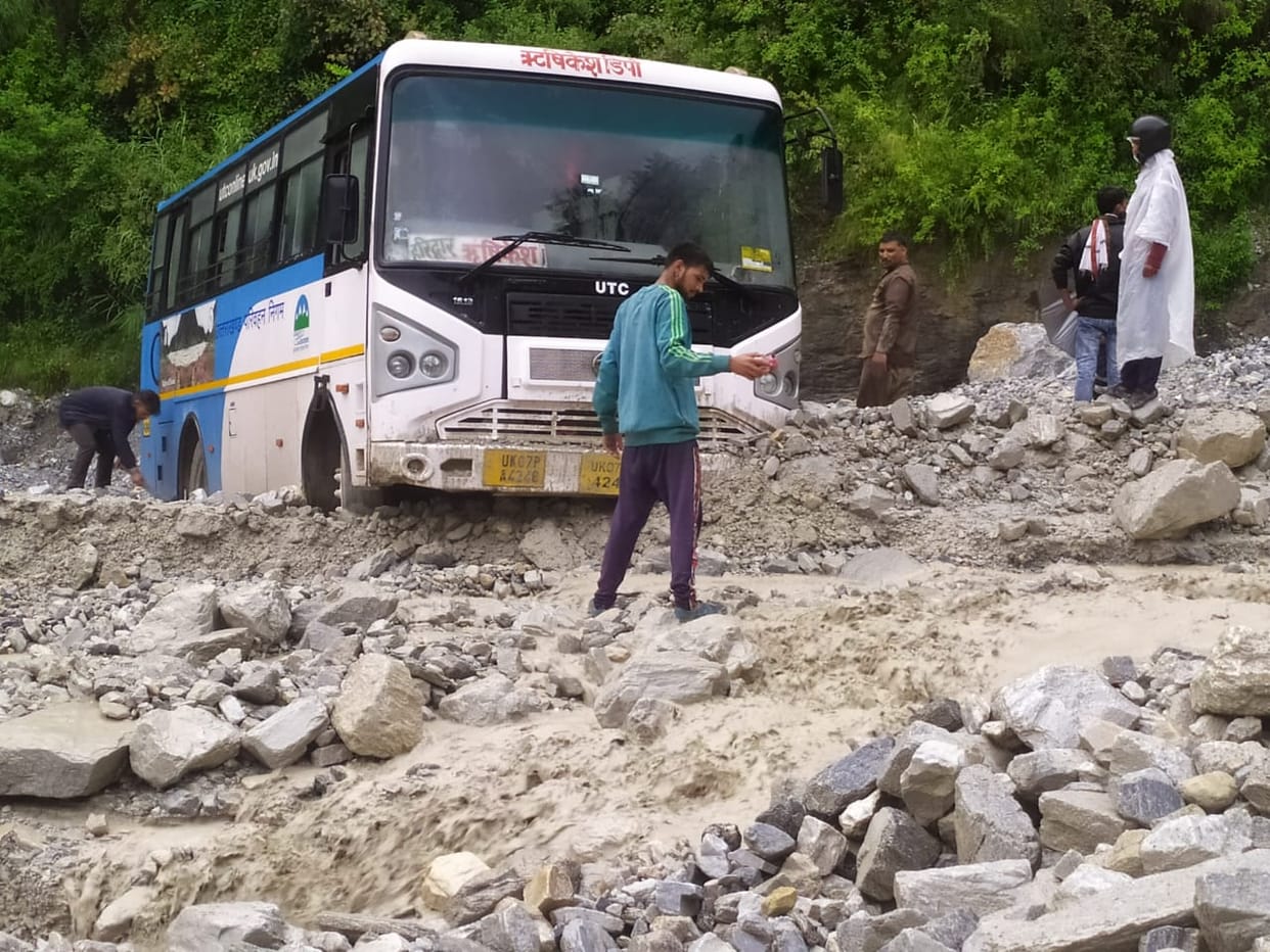 Uttarakhand Weather Forecast: badrinath highway closed between Joshimath and pipalkoti, roadways bus stuck