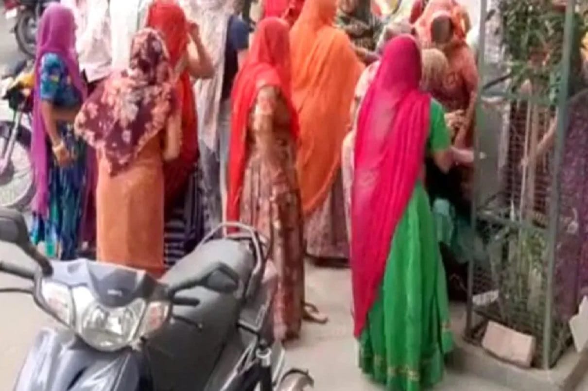 Woman beats husband girlfriend on road in pali rajasthan