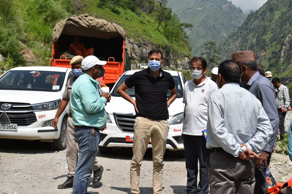Search operation will start again today morning, It took a long time to build the road on the first day, people still feared to be buried in the rubble, Stones falling repeatedly at Nigulsari accident site, NH-5 will remain closed till morning