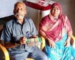 सेना में मिले मेडल दिखाते रिटायर्ड कैप्टन व इनकी पत्नी मीना कुमारी।