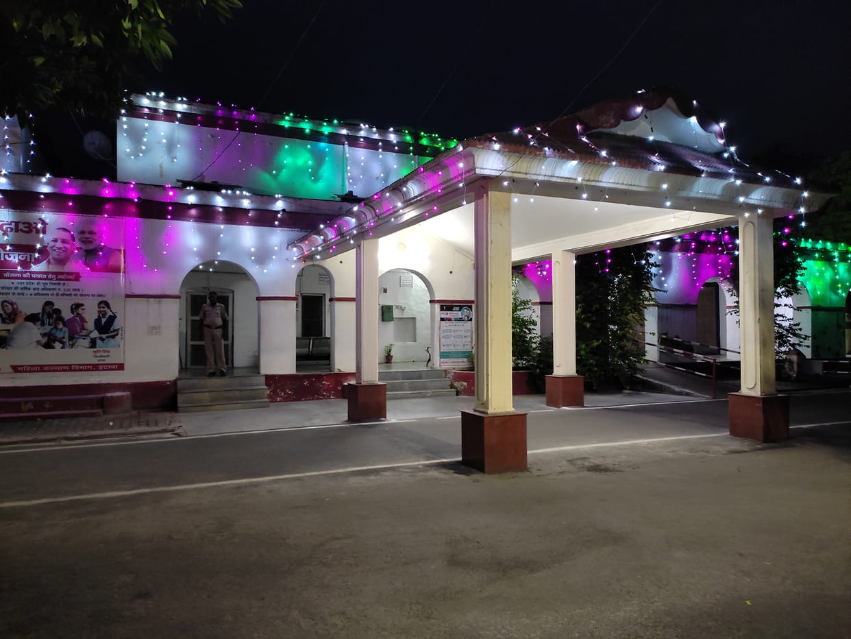 etawah news,Government buildings lit up with lights, the celebration of independence today