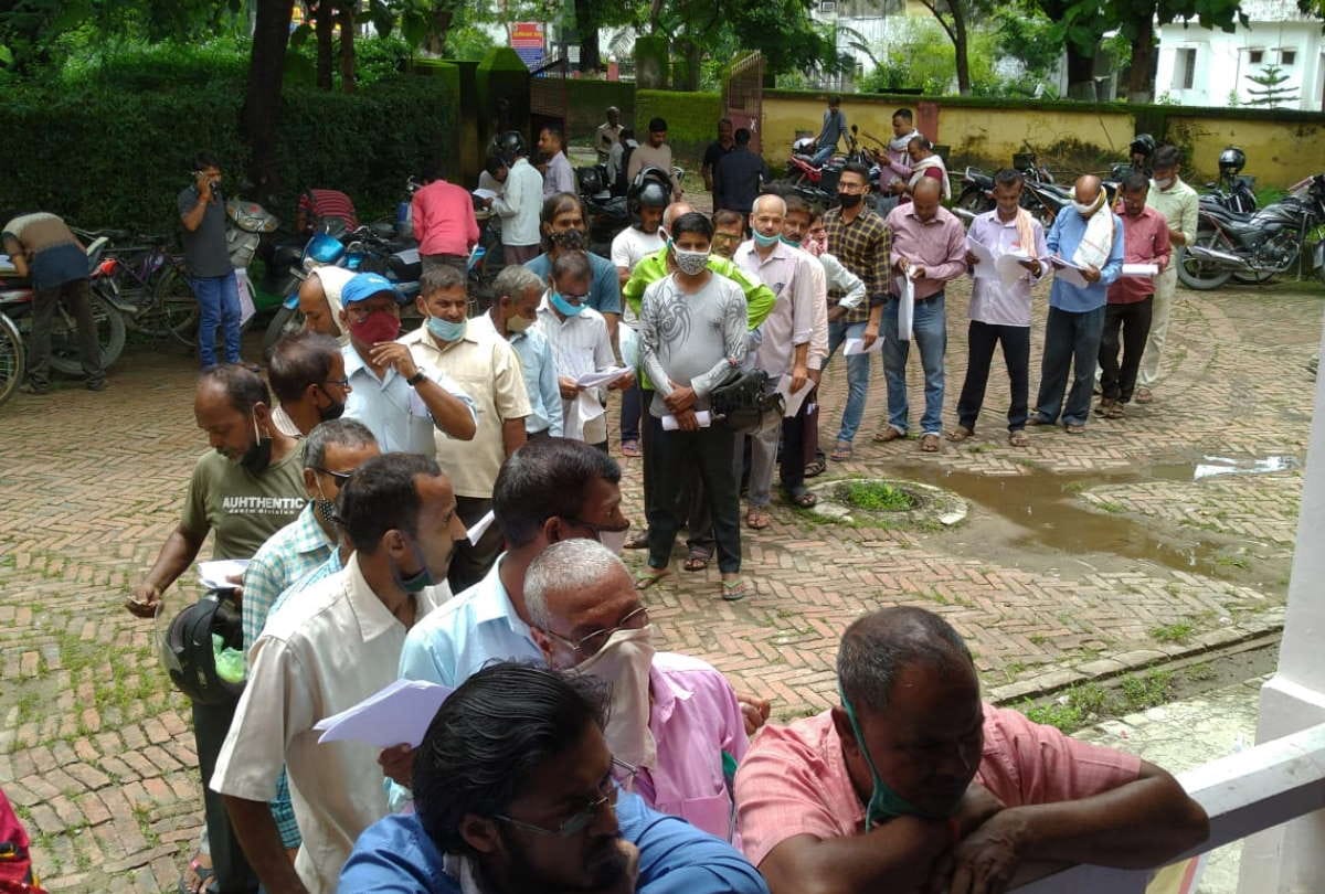 Newspaper distributors became eligible for free treatment of five lakhs and accident insurance of two lakhs