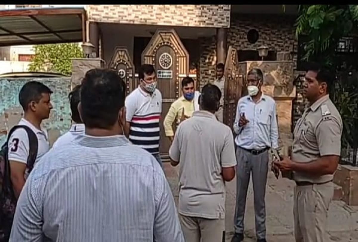 govt nurse caught providing illegal abortion facilities during a raid in her home in faridabad