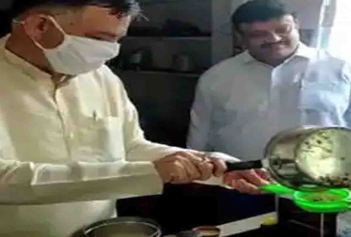 Minister Satish Mahana was seen making tea at the shop in kanpur