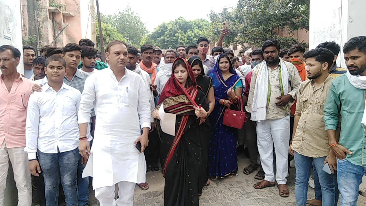 Hathras: Supporters surrounded the police station in protest against the remarks on the former block chief