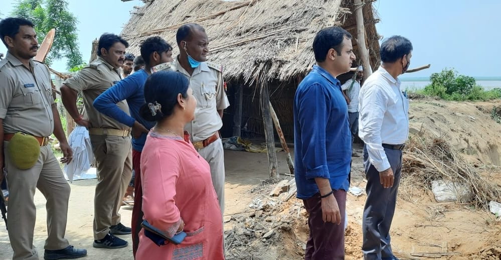 In Fatehpur, the erosion intensified due to the waves of the Ganges.