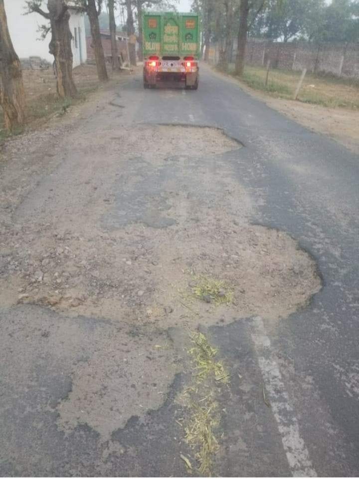 jhajjar bahadurgarh news,The road from Kanonda to Jonti turned into potholes