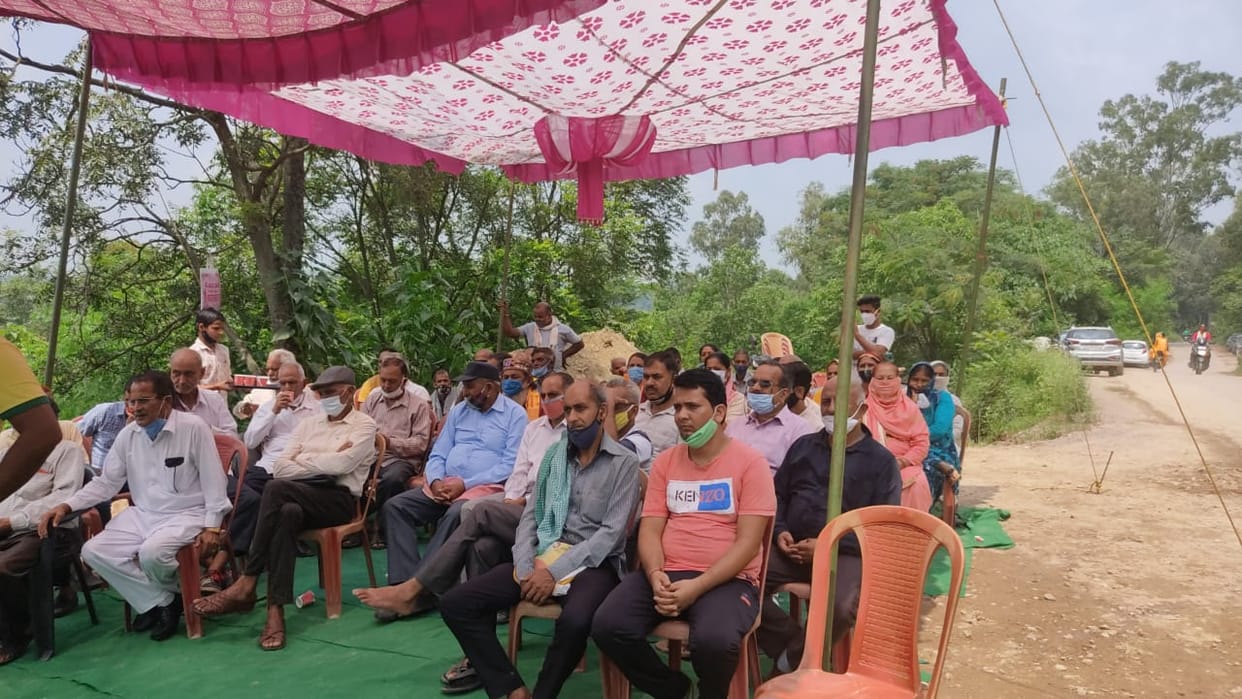 Demonstration for the construction of sub-tehsil building, Even after 14 years, Sub Tehsil Bharari did not get his building, anger among people