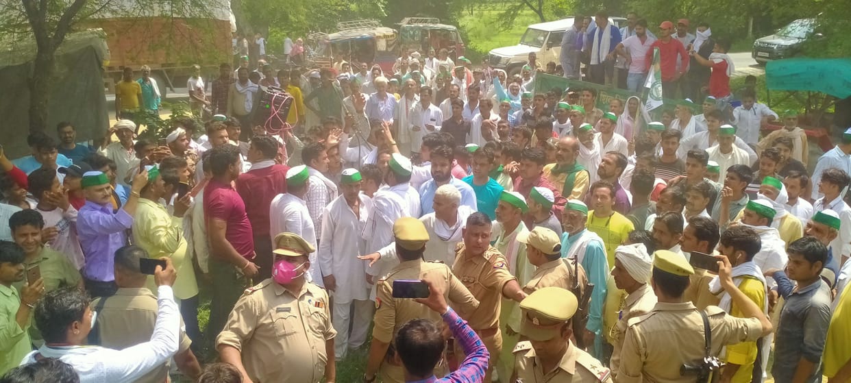 Mathura: Bhakyu Ambavata tried to climb Yamuna Expressway, stopped