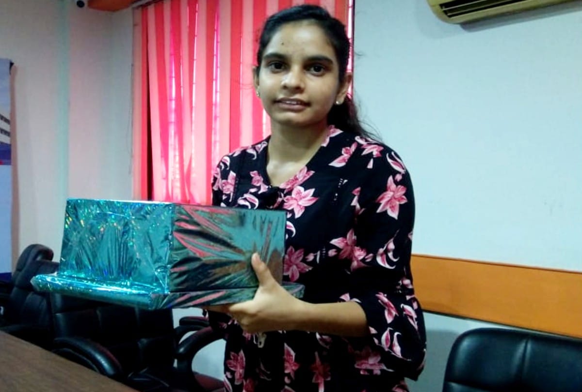 Student Akanksha making people aware prevention to Covid in mathura