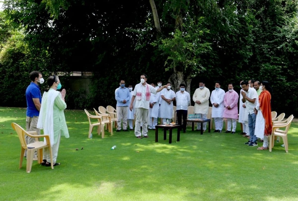 Congress: Leaders of Assam reached Delhi, met party President Sonia Gandhi, Rahul was also present
