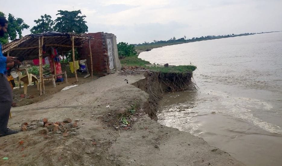 Flood in UP houses covered in Ganga waves in Ballia, water level decreasing in Varanasi