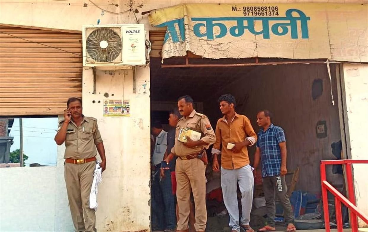 Hathras: One and a half lakh goods and cash stolen from Wardana Company's warehouse