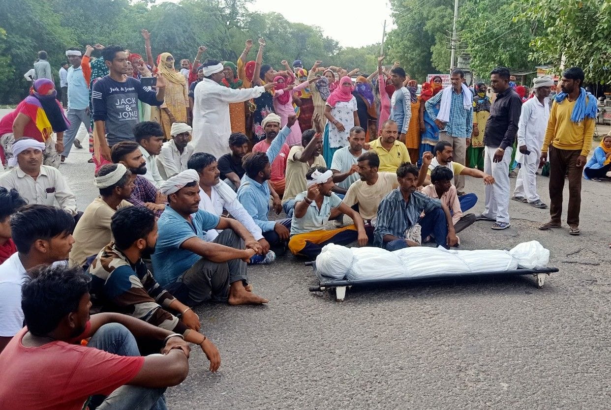 Villagers blocked Bhiwani-Hansi main road by keeping Vikas's body, vehicles stuck for a quarter of an hour