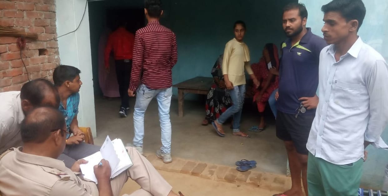 Lakhs stolen from four houses of Baraun