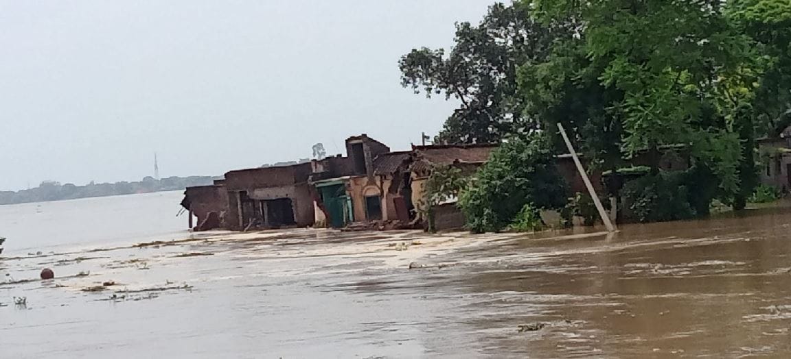 Flood in UP houses covered in Ganga waves in Ballia, water level decreasing in Varanasi
