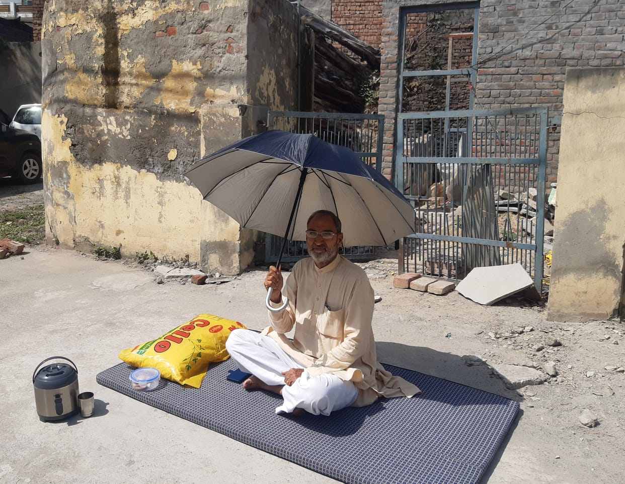 Councilors protest against the lack of roof of the boosting station room