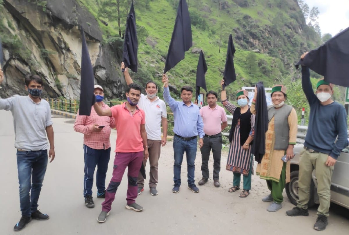 Congressmen furious over misbehavior with MLA Jagat Negi, showed black flags to the minister