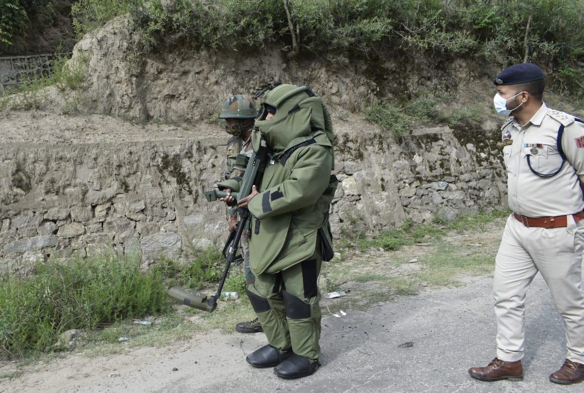jammu and kashmir news suspicious bag found near Satwari Chowk  explosive device detect in kishtwar and suspects seen on jammu Rajouri highway