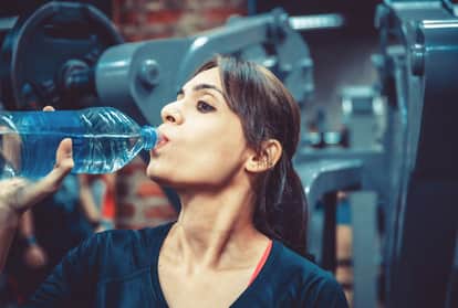 शरीर में दिखने वाले ये पांच लक्षण हो सकते हैं पानी की कमी के संकेत, भूलकर भी न करें नजरअंदाज