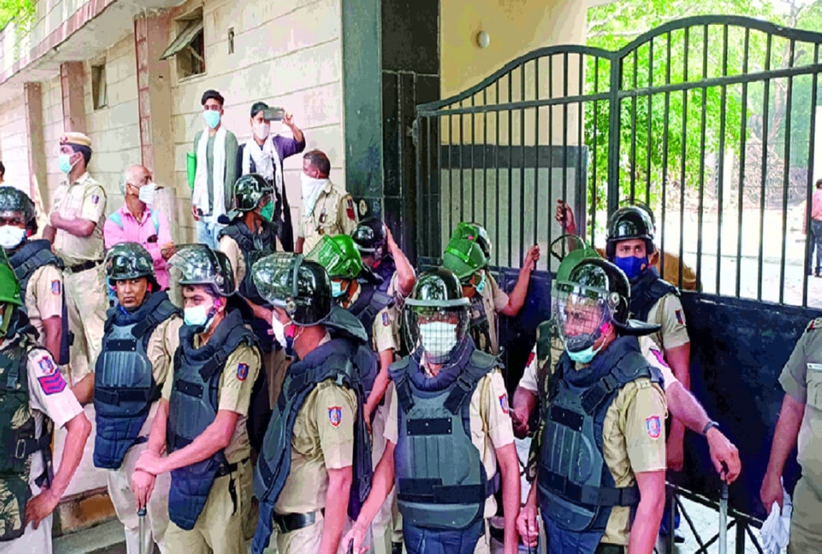 girl murder case in Delhi Cantt Forensic team recovered mobile parts from pyre