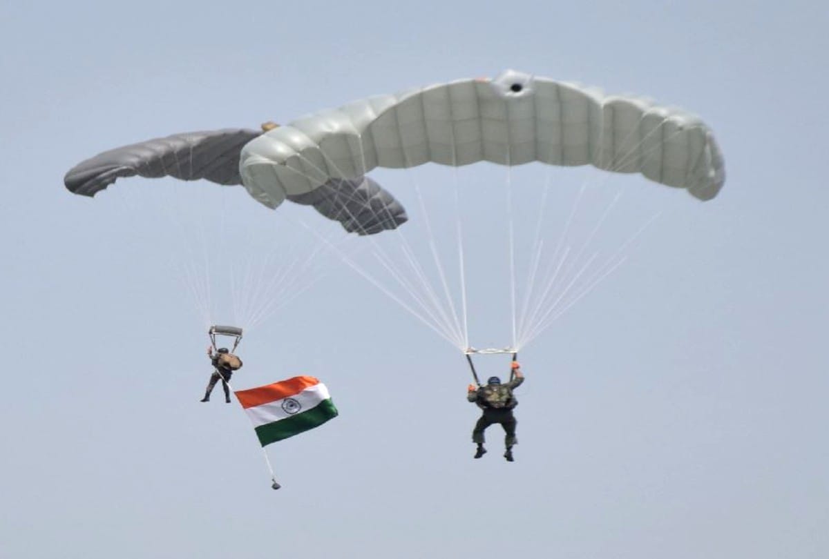 independence day 2021: indian army jawans skydiving from seven thousand feet height in agra