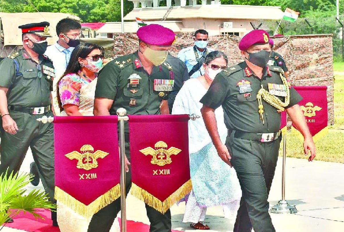 independence day 2021: indian army jawans skydiving from seven thousand feet height in agra