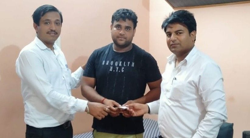 The lawyer found ten thousand rupees lying in the court premises, returned it to the victim after seeing it in the CCTV camera