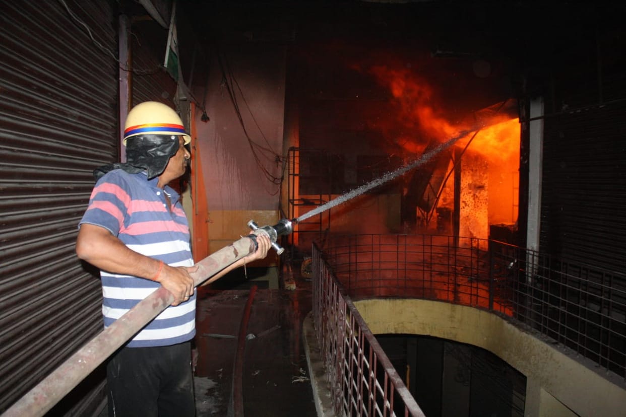 Fire in two clothes shops due to short circuit