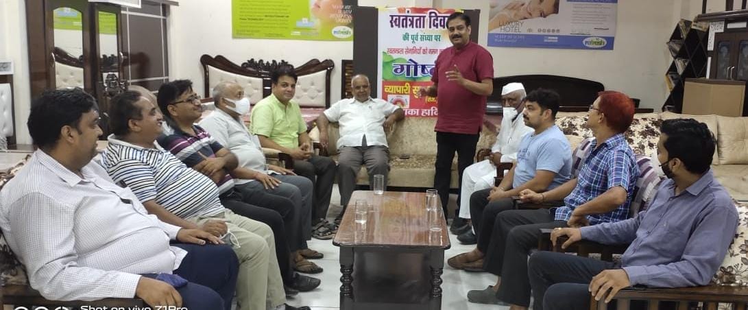 Traders salute the martyrs