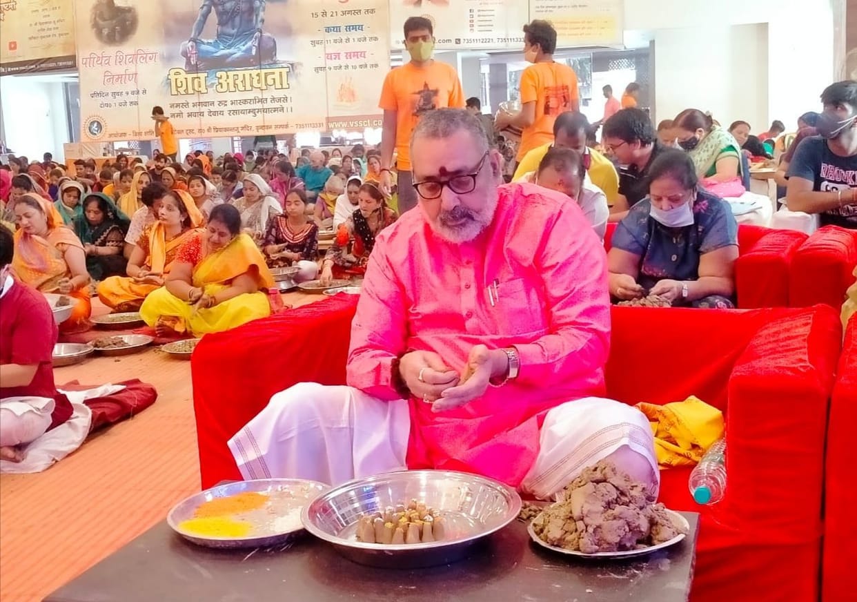 Mathura: Union ministers Giriraj Singh and Niranjan Jyoti reached Vrindavan on religious tour