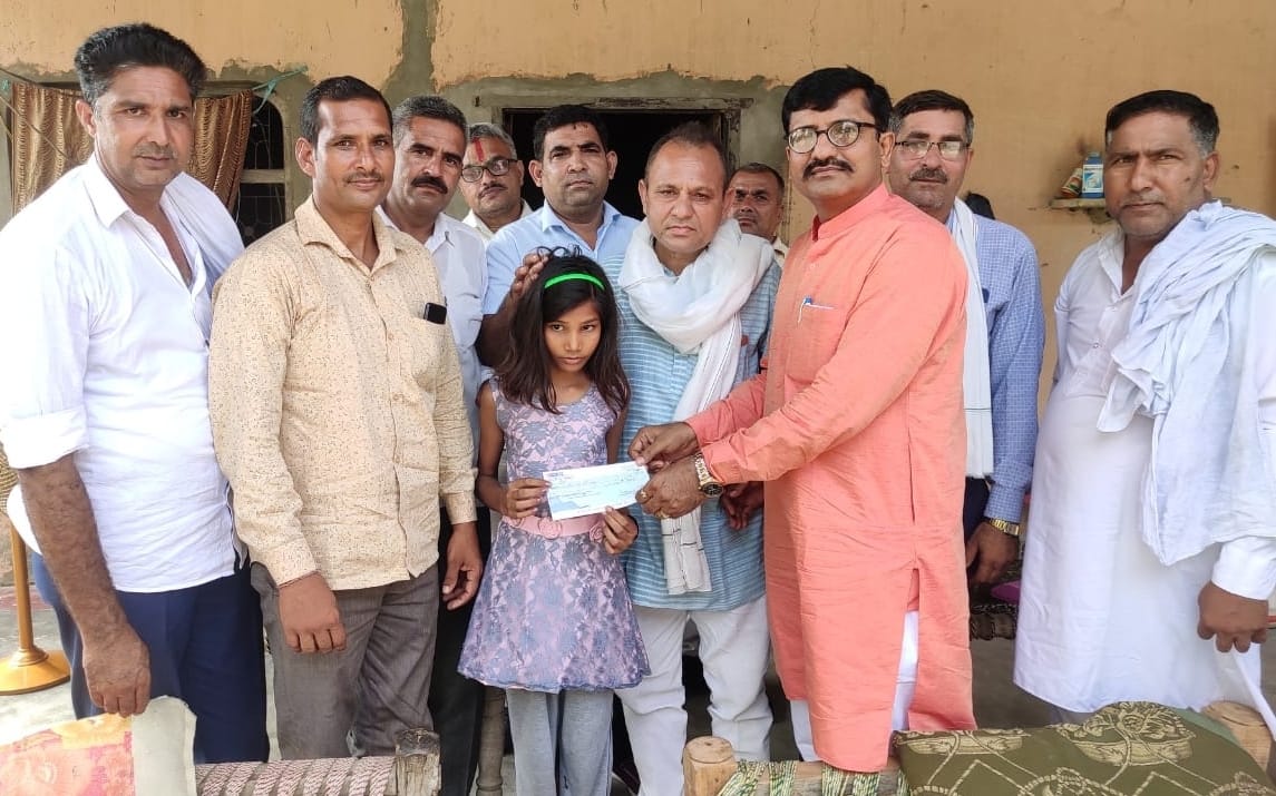 Check of aid amount handed over to the daughter of Shikshamitra