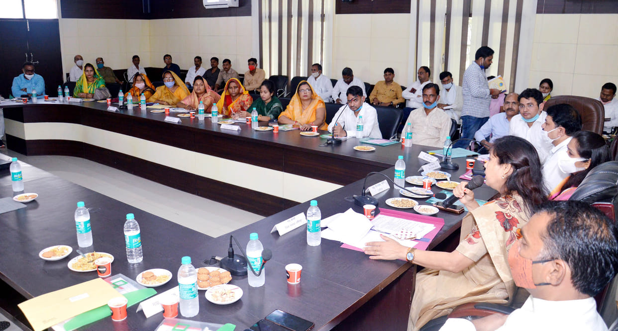 Explanation sought from absent officers in district panchayat meeting