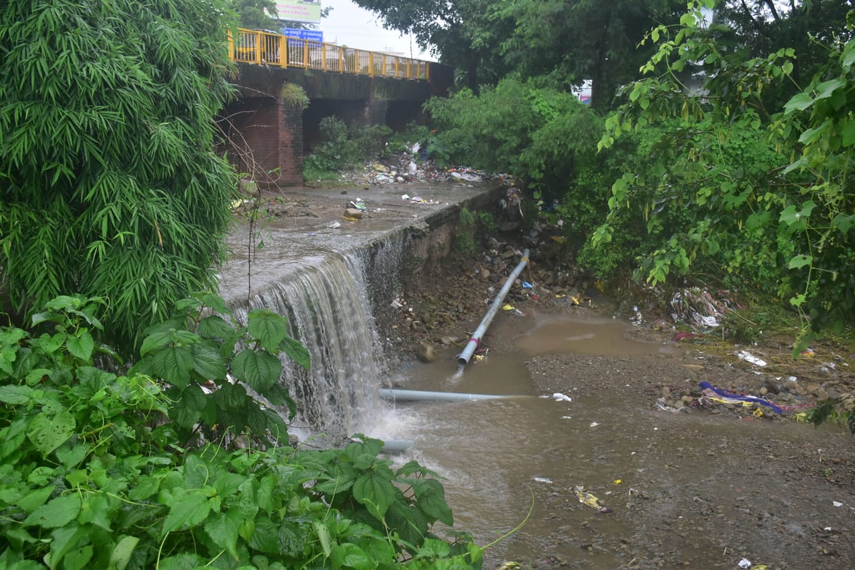 Broken drinking water line in excavation of gas pipeline