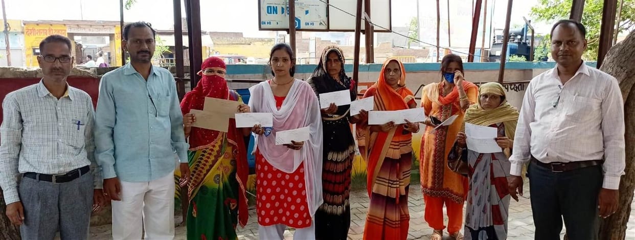 Hathras: Women Shikshamitras sent rakhis to PM and CM