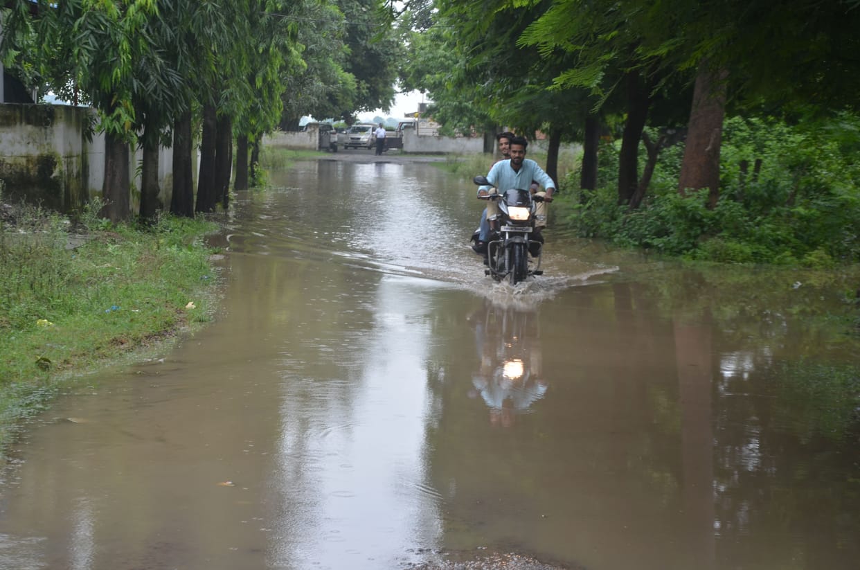 Rapti boomed due to torrential rain, village became an island