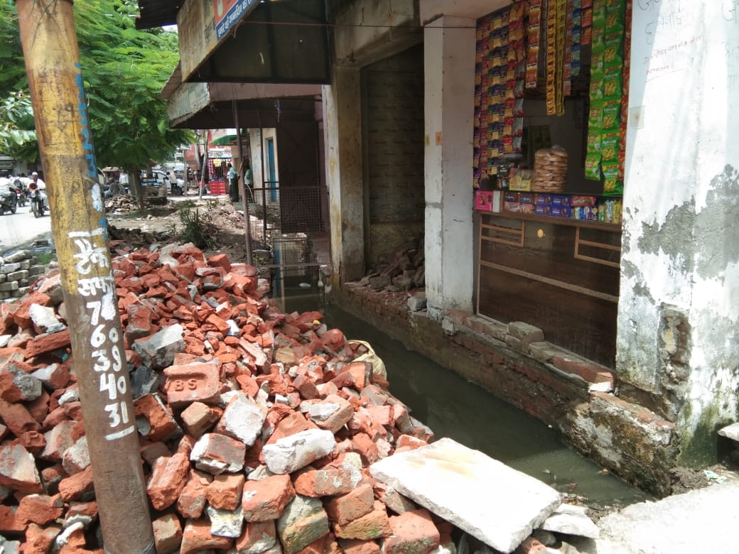 Construction of a drain hanging in the balance due to the obstinacy of the officers