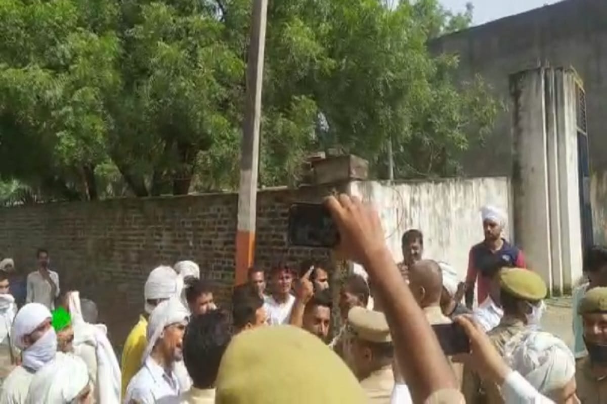 Muzaffarnagar News: attacked on BJP MLA Umesh Malik in village of Rakesh Tikait and ruckus in police station