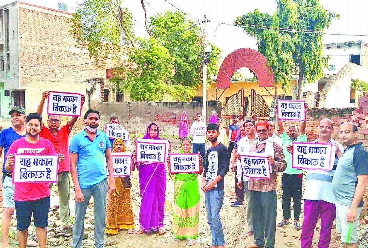 people pasted posters to sell houses near taj mahal in agra