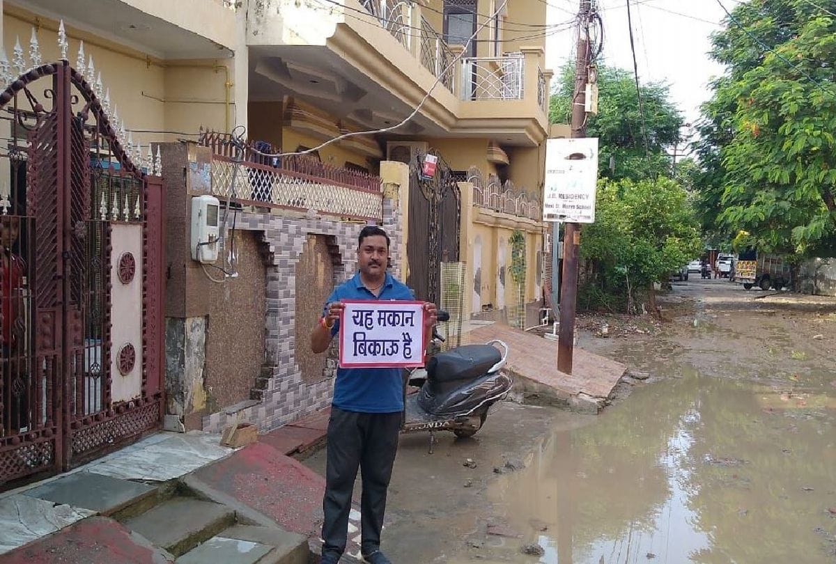 people pasted posters to sell houses near taj mahal in agra