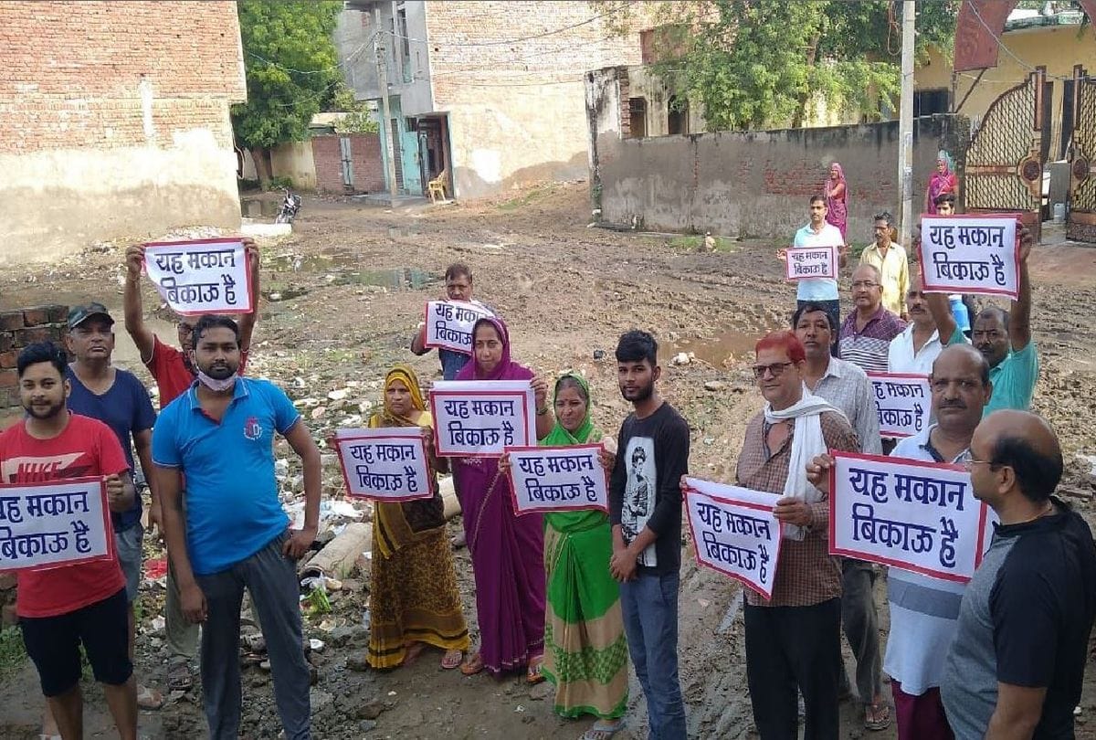 people pasted posters to sell houses near taj mahal in agra