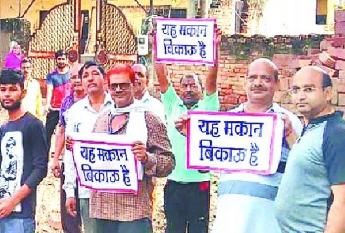people pasted posters to sell houses near taj mahal in agra