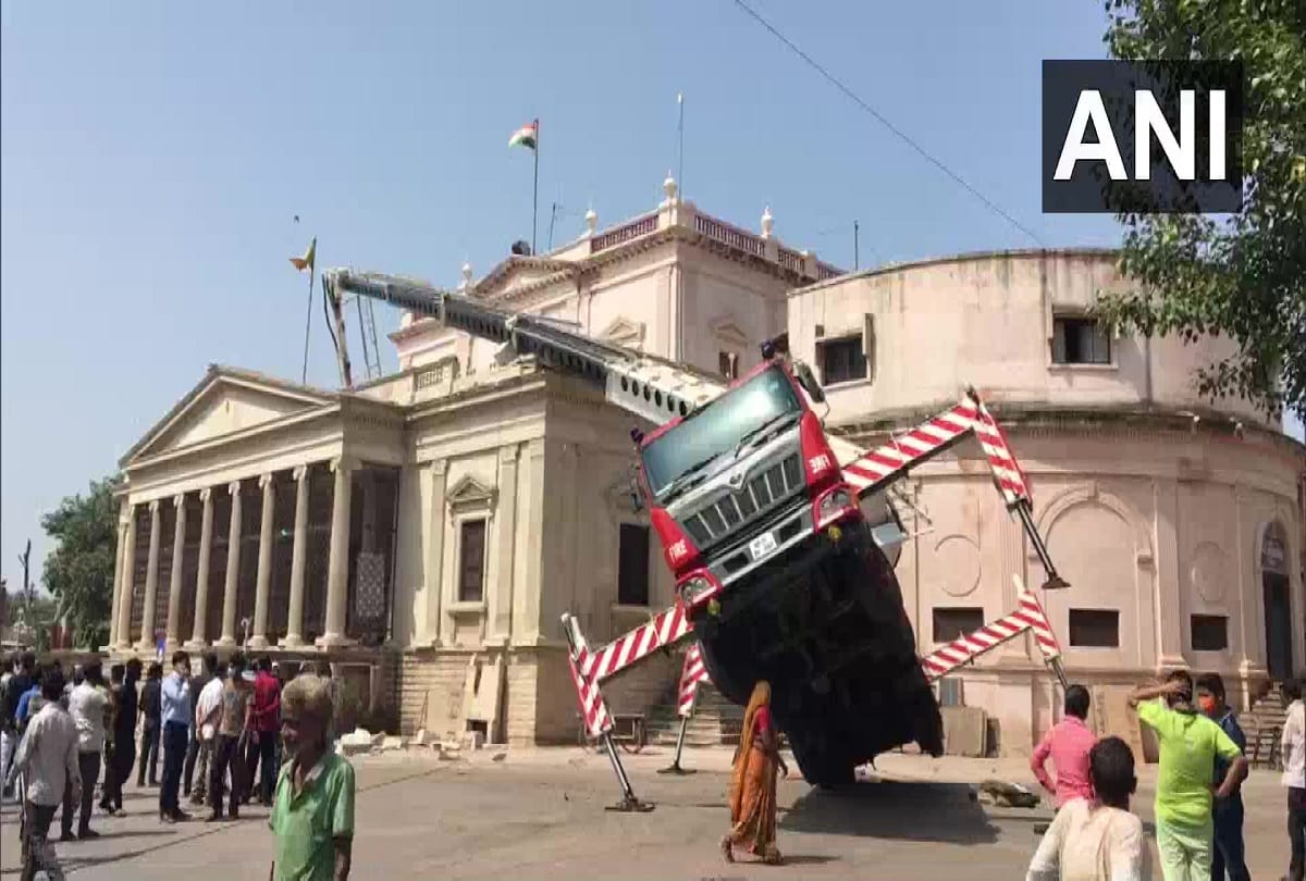 Three killed during hydraulic crane mishap while binding national flag in gwalior, Shivraj singh chouhan saddend