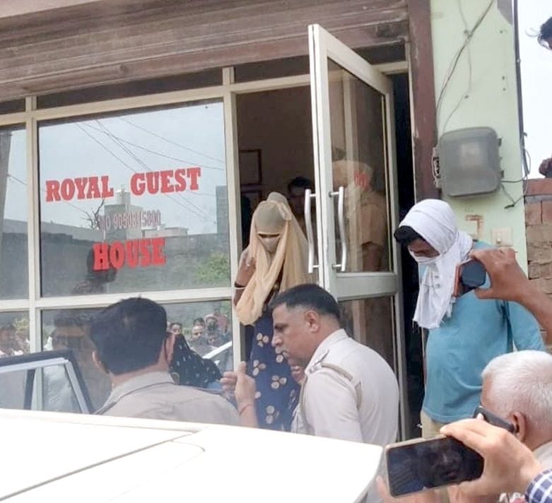 After raiding the guest house, the police caught 5 couples