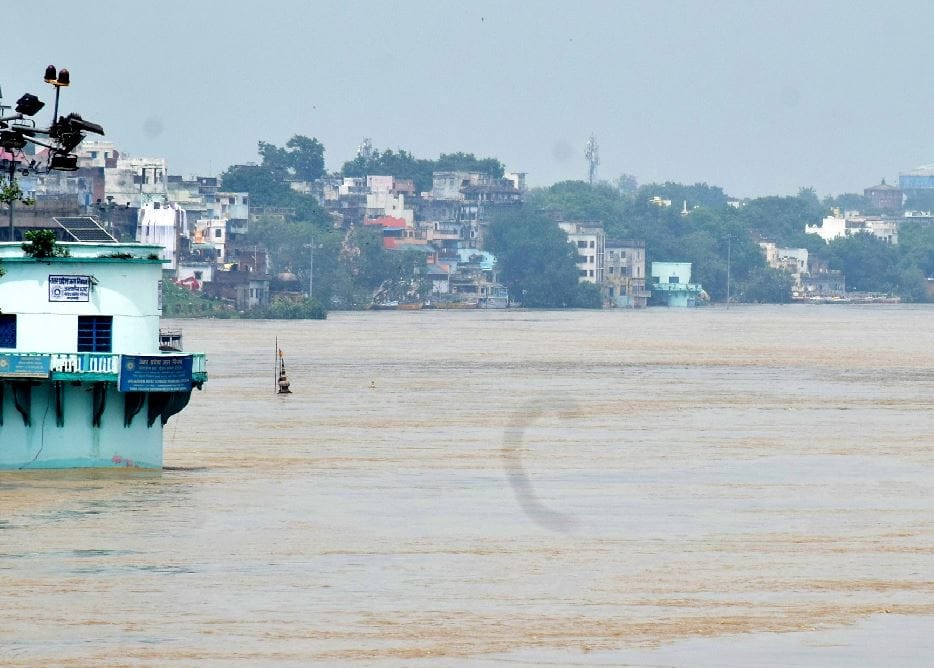 flood in Varanasi Reduction started in Ganga flowing above danger mark