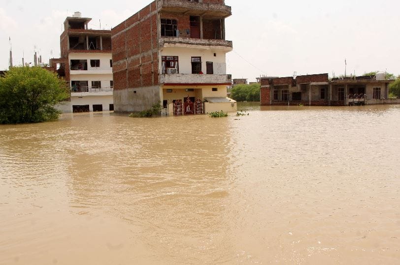 Flood in UP houses covered in Ganga waves in Ballia, water level decreasing in Varanasi