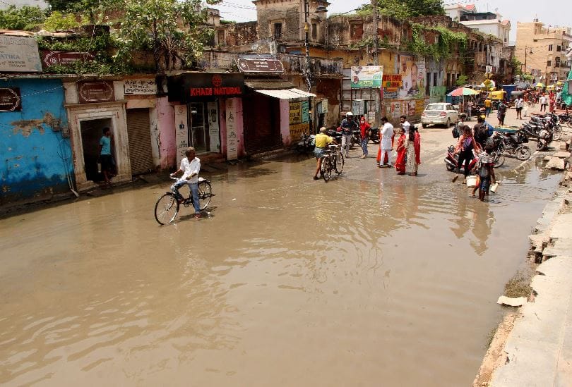 Flood in UP houses covered in Ganga waves in Ballia, water level decreasing in Varanasi