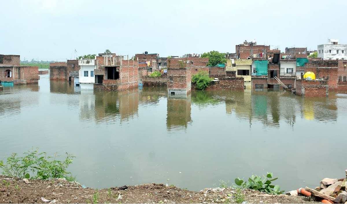 Bihar Flood water entered houses victims forced to leave home and take shelter elsewhere