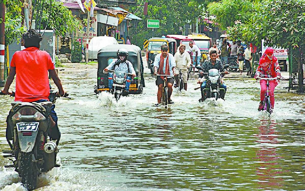 Varanasi ganga flood: problem increasing even water level decreasing people facing diseases problem