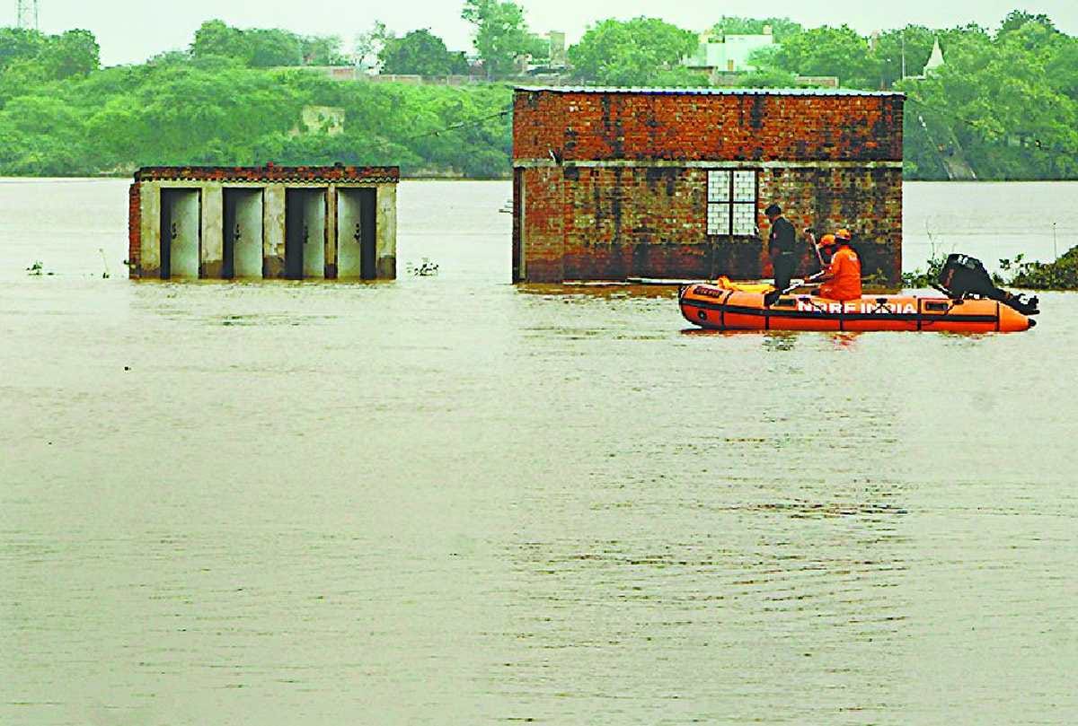 Varanasi ganga flood: problem increasing even water level decreasing people facing diseases problem